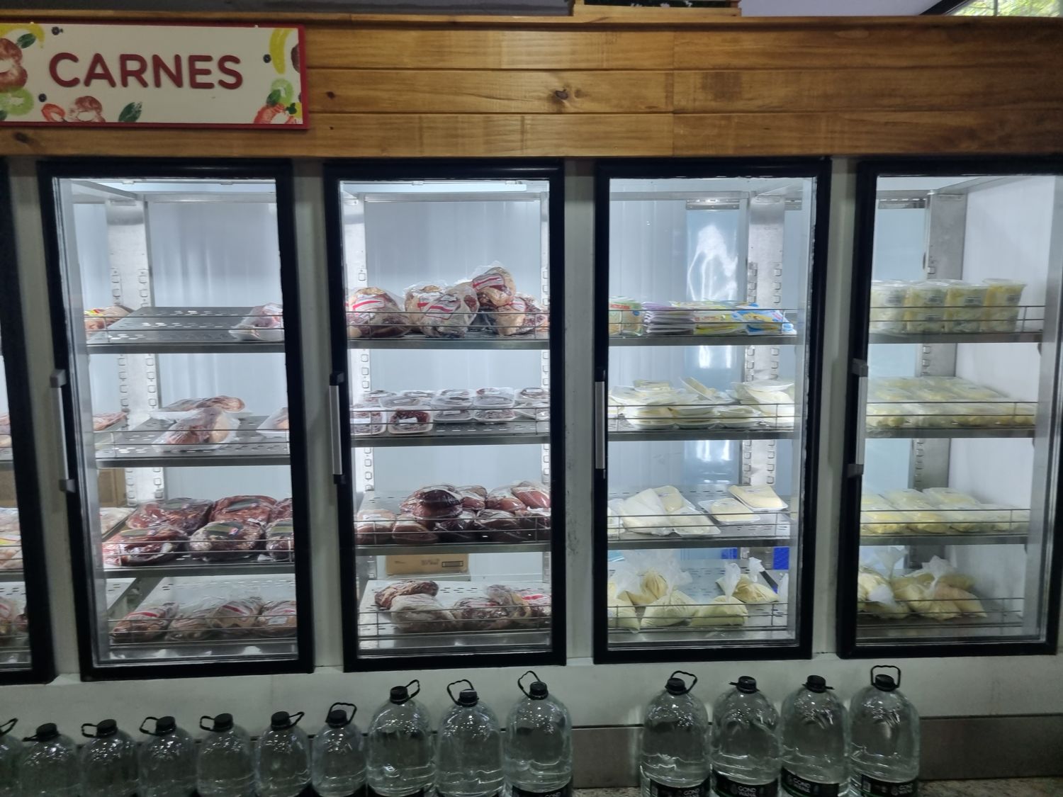 Kühlschränke einer Frutería mit Fleisch- und Käsefächern