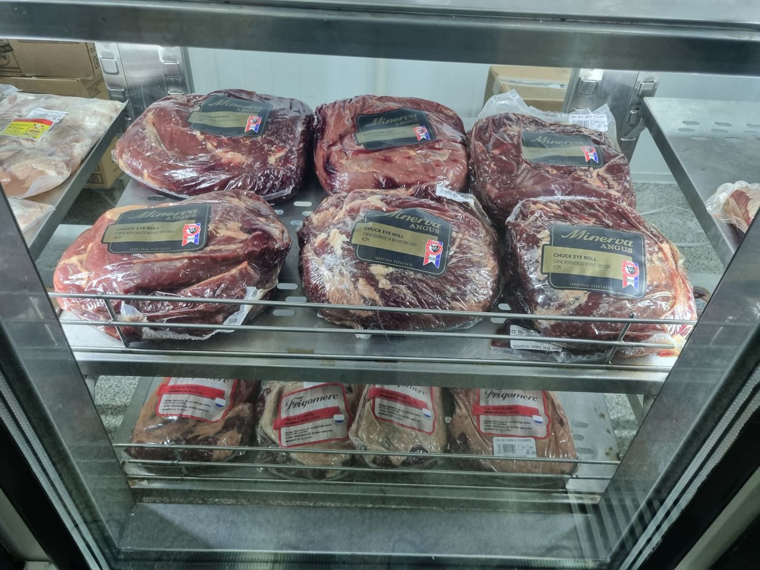 Rindfleisch in Vakuumverpackung in der Kühltheke