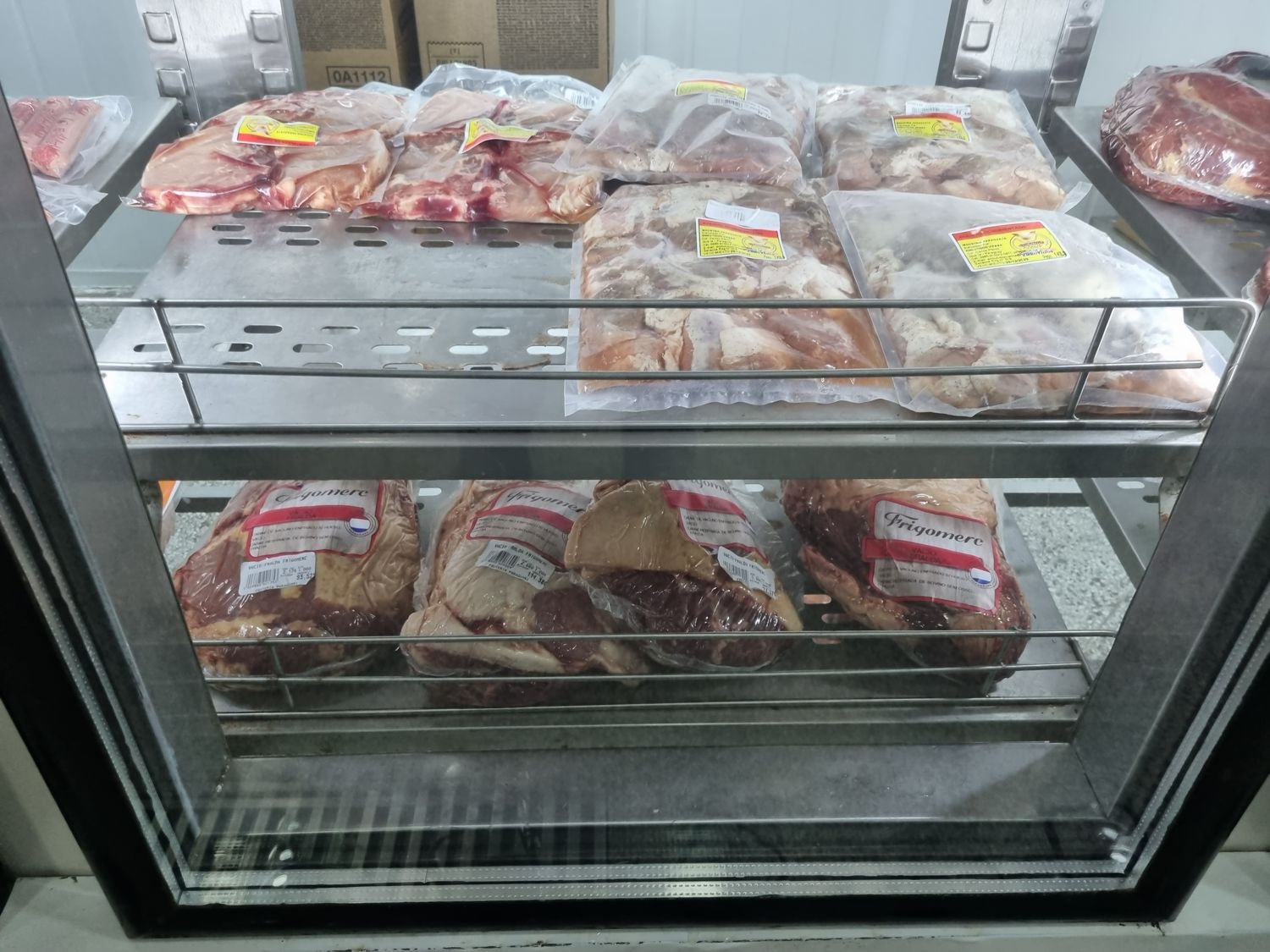 Rind, Schwein und Hähnchen in der Kühltheke