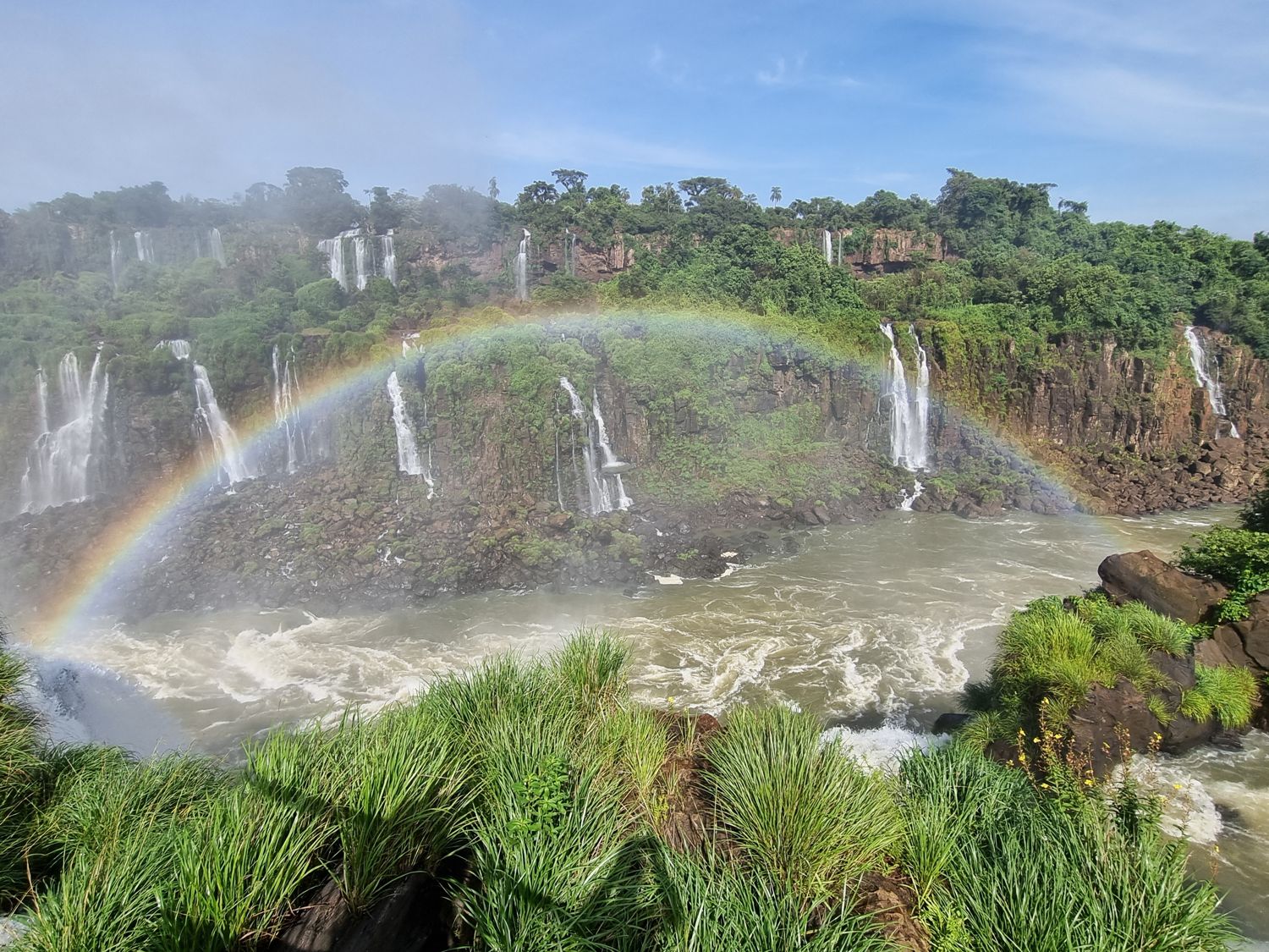 Regenbogen über den Iguaçu-Wasserfällen