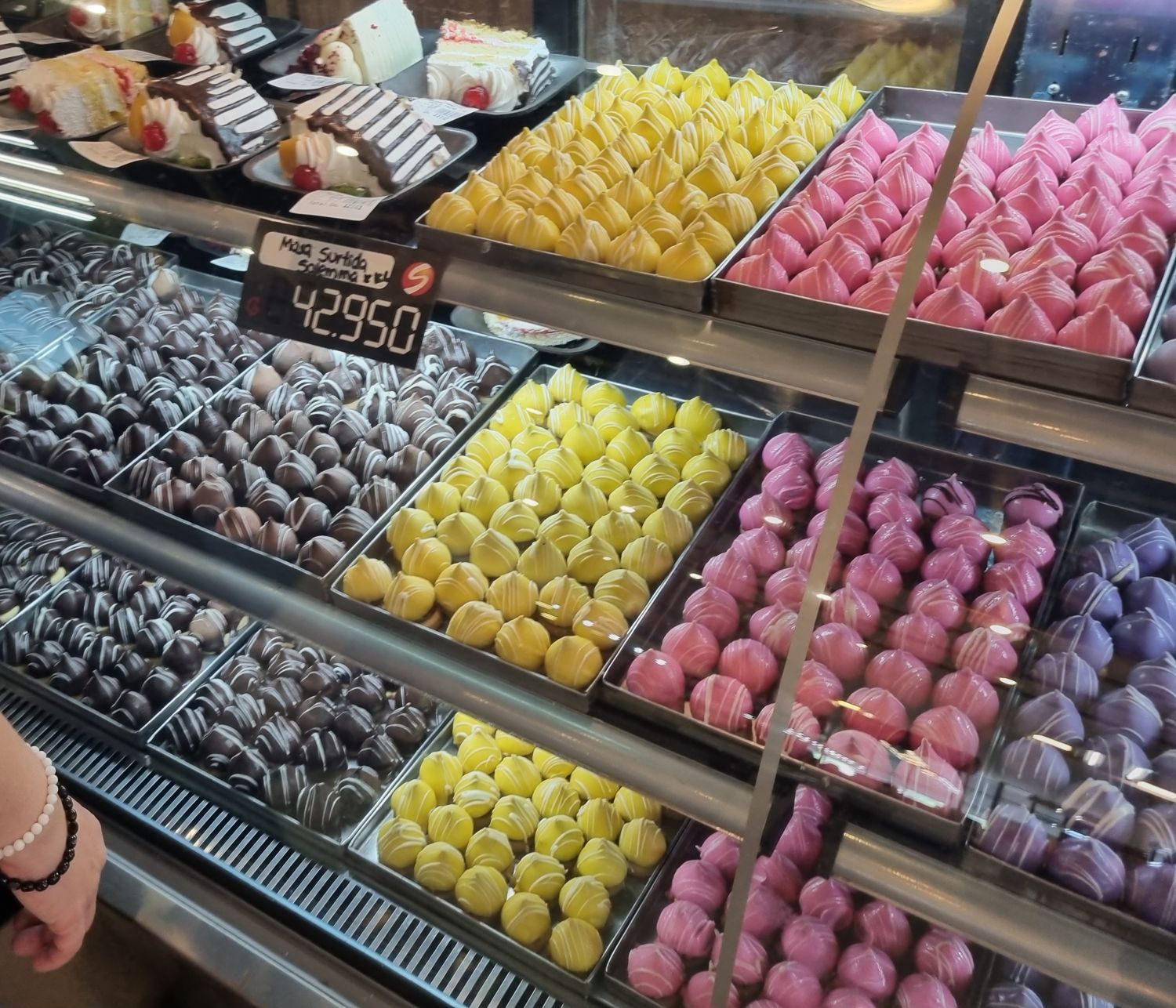 Bunte Pralinen und Baisers in Gelb, Rosa und Lila