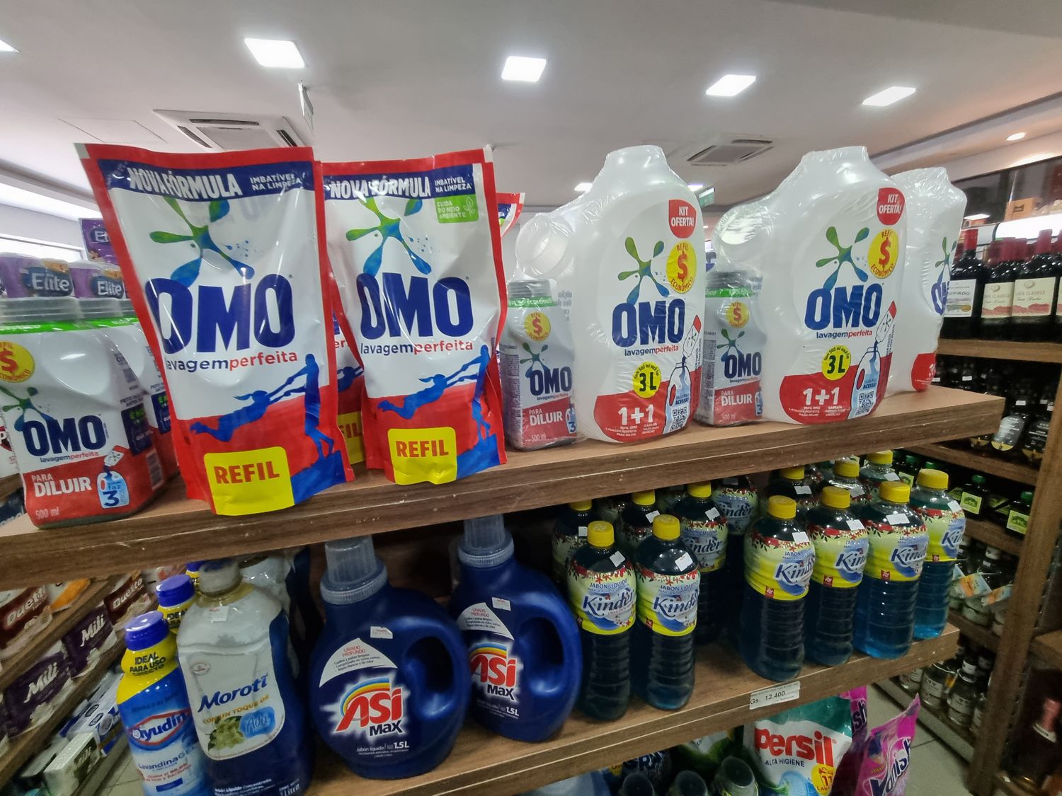 Regal mit Waschmitteln im Supermarkt