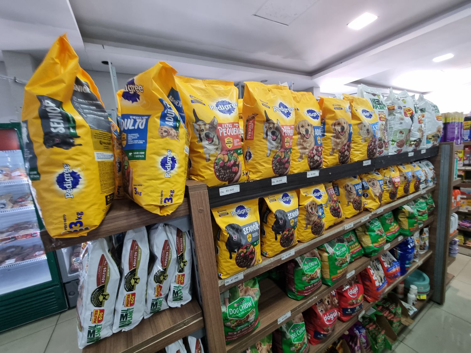 Regal mit Hundefutter im Supermarkt
