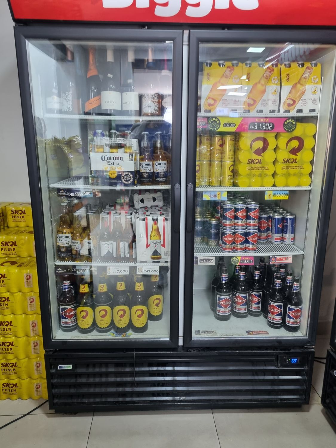 Getränkekühlschrank mit Bier und Sekt