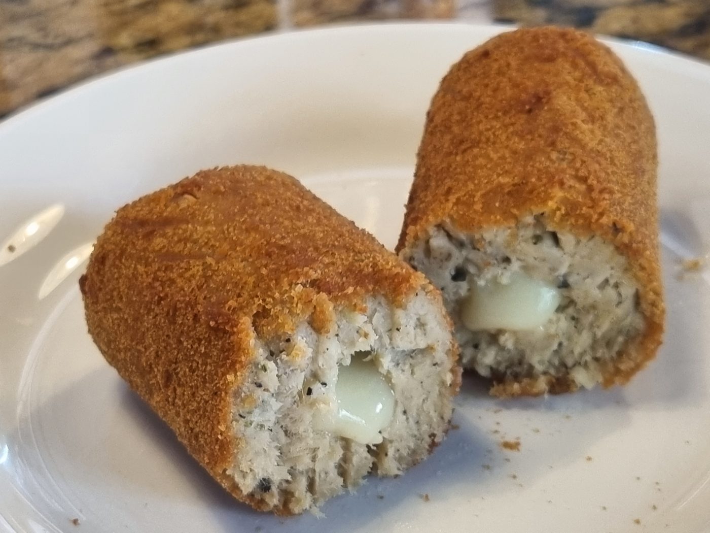 Panierte Kroketten mit geschmolzenem Käse im Kern